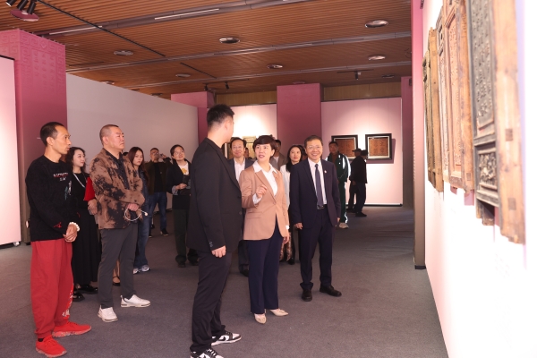 观展现场。重庆师范大学供图 观展现场。重庆师范大学供图